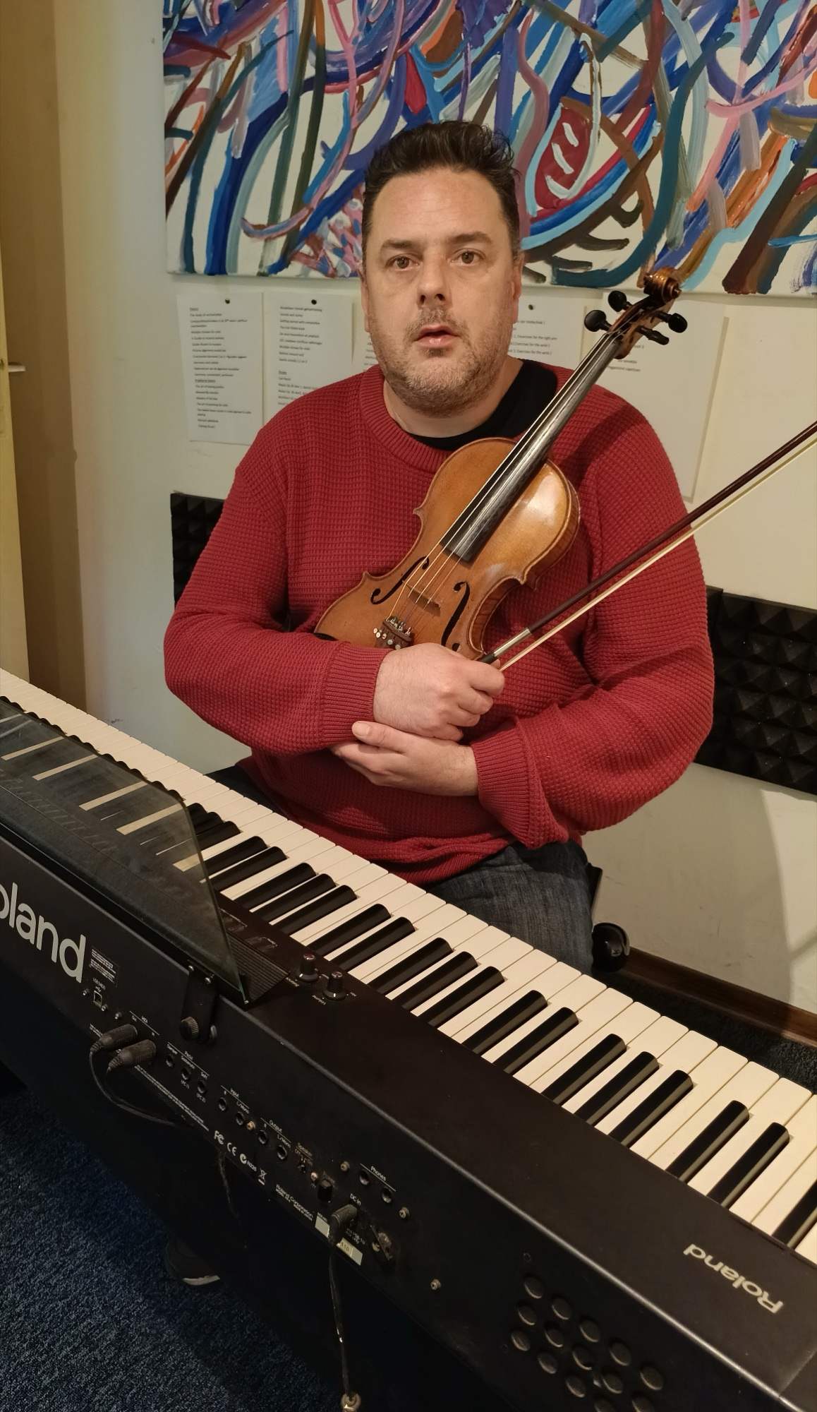 David De Henau met zijn viool aan de piano
