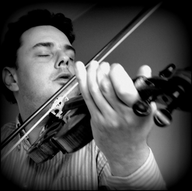 David De Henau playing the violin